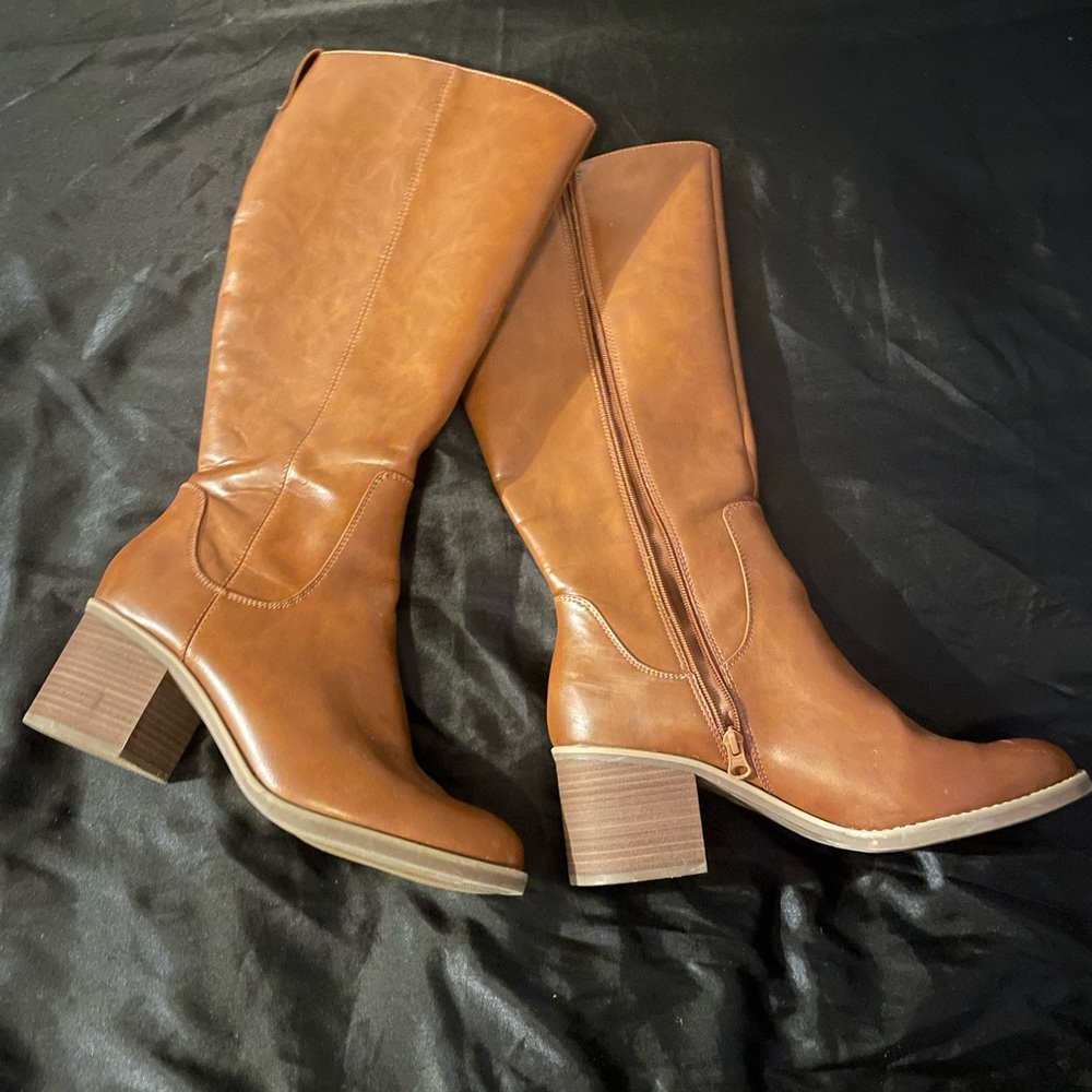 Universal Thread Tan Heeled Boots